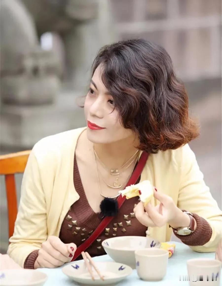 复旦大学美女陈果说过:男女在一起没有纯友谊，都是各需，在一起就会有感情，男