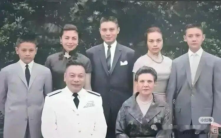 老照片：1960年，蒋经国与家人在台北拍摄了一张珍贵全家福。照片中前排端坐着蒋经