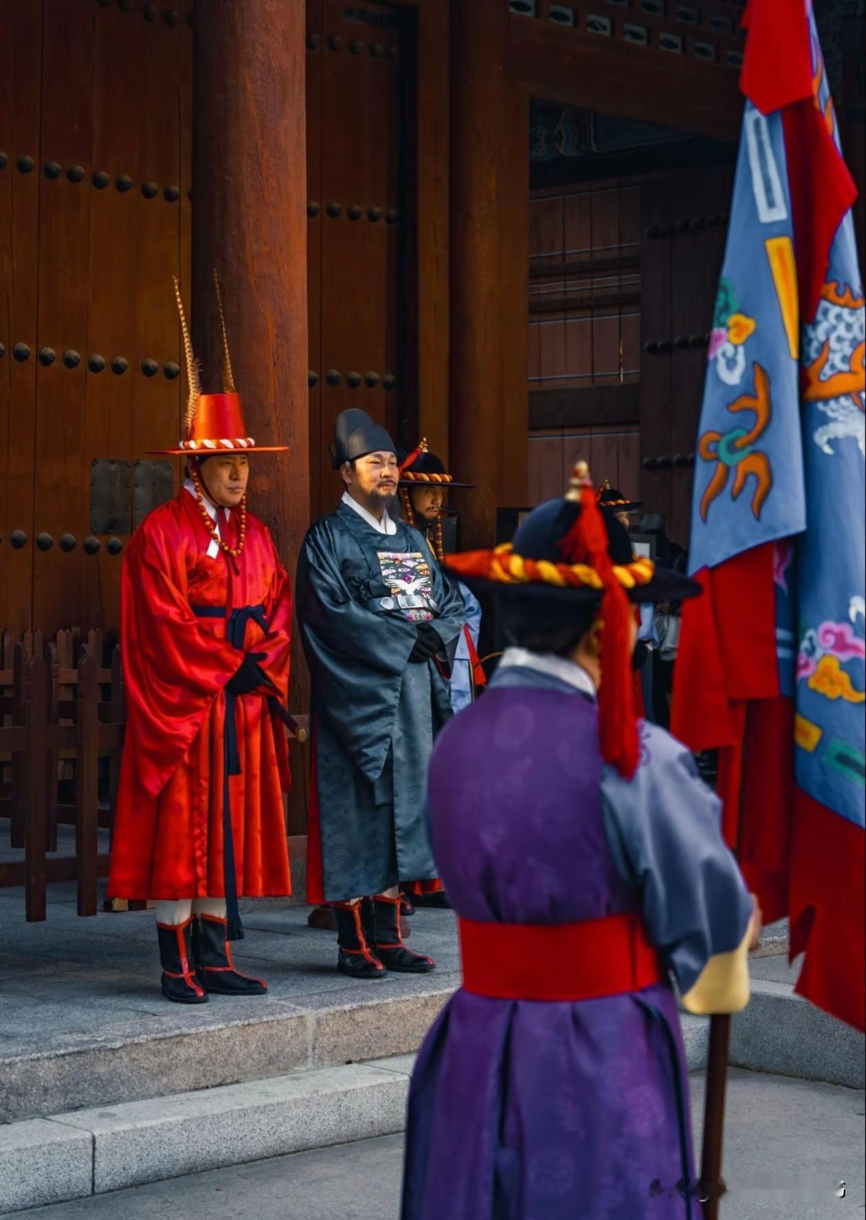 韩国德寿宫的仪式，穿的都是明朝服饰，可韩国人偏说这是“修改过的明军制服”——时刻