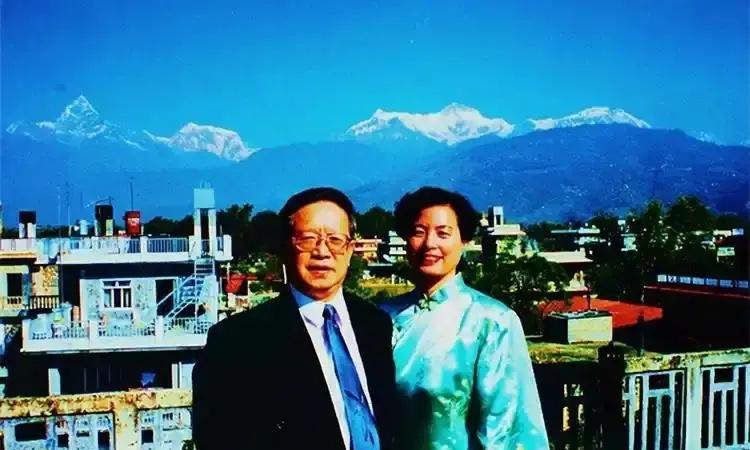 2005年，中国驻尼泊尔外交官朱敏才退休后，瞒着子女，带着妻子连夜离家，从此杳无