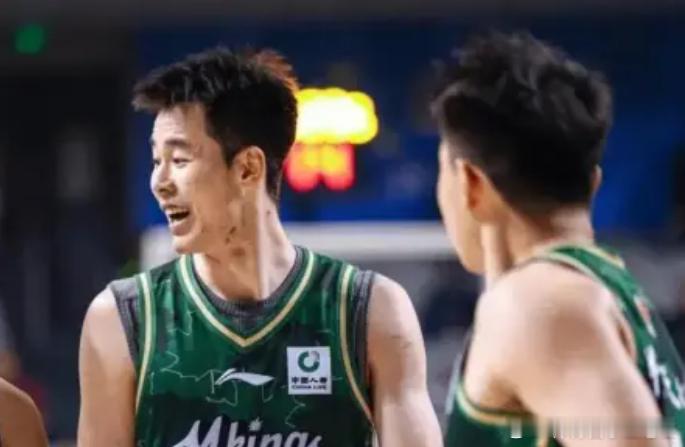 23分8助难救主，核心爆发却遭队友拖累本赛季一开打，郭昊文的状态就相当在线，