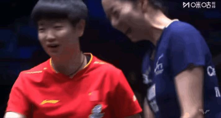 莎莎和袁佳楠都笑了，是那种发自内心的笑，赛后赢家输家都开心，这样的比赛你见