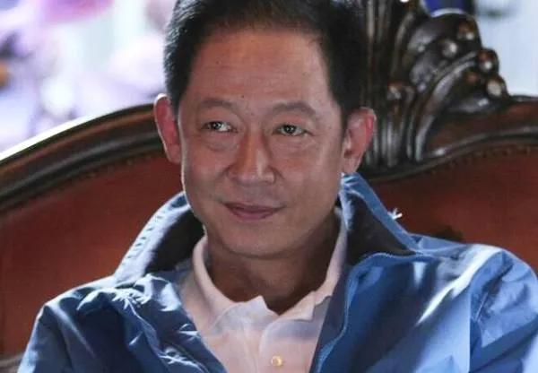 王志文曾说：“和周围人搞好关系的秘诀，是不露喜，不炫成，不论人，不显智。人性最暗