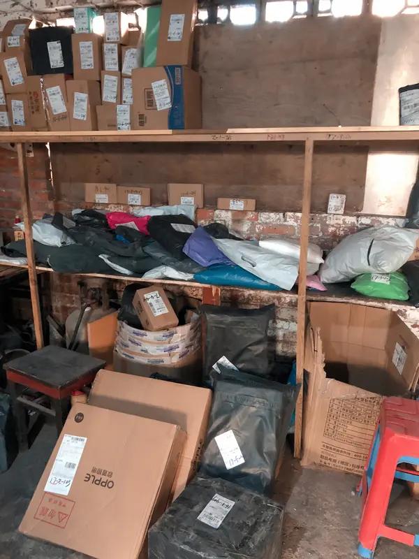 江苏一位网友发的视频火了，她妈妈从2016年起网购的快递都不拆，堆在90平米仓库