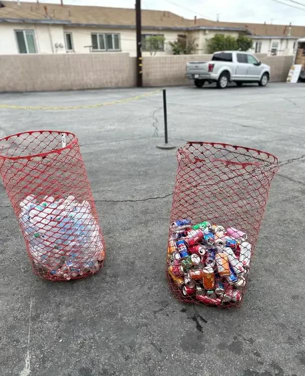 老板看到清洁工拿出厂里员工喝完的空饮料瓶准备去废品店卖，看到这情况十分生气，老板