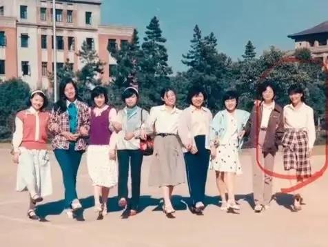 年轻时的杜建英确实很漂亮！年轻时的杜建英不仅穿着搭配很时尚，而且身材修长，皮肤
