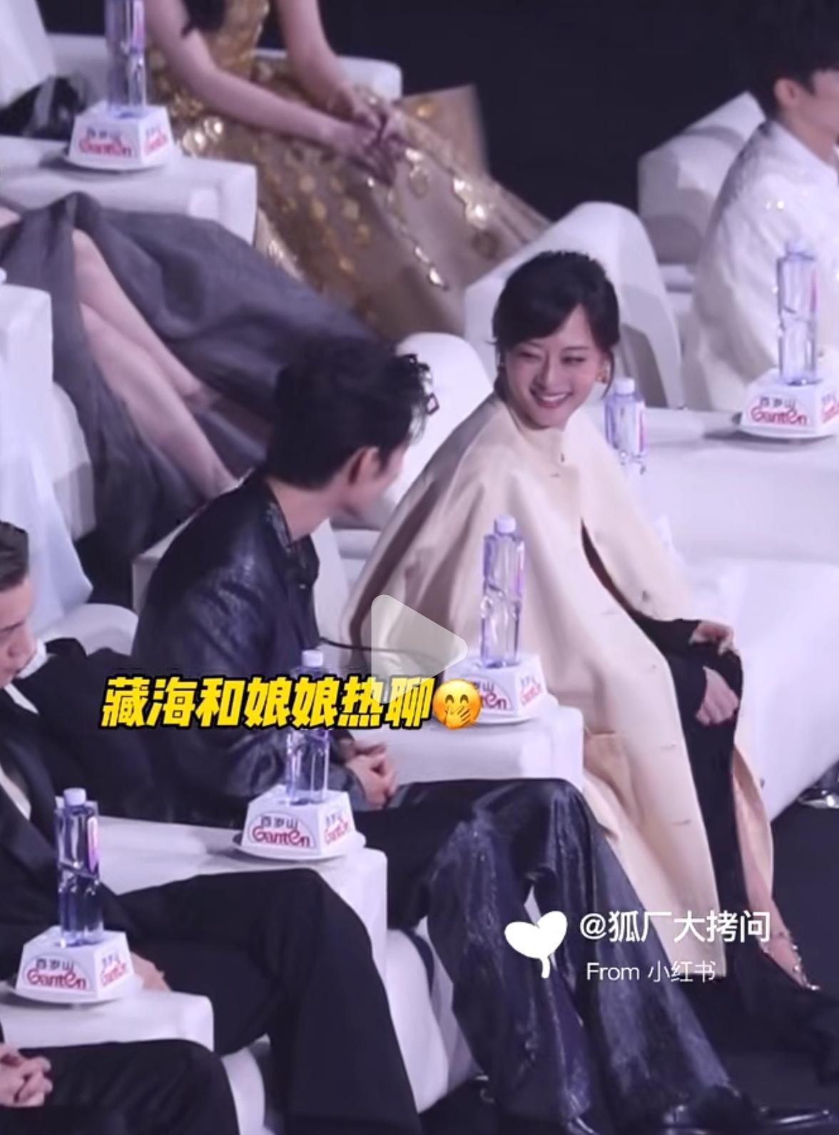 一人一座白沙发，这招真狠。名牌都钉死在扶手上，你想挪？没门。以前那种