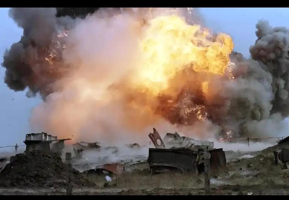 俄罗斯弹药库遭到袭击，引发持续24小时连锁殉爆。俄军位于顿涅茨克与卢甘斯克交