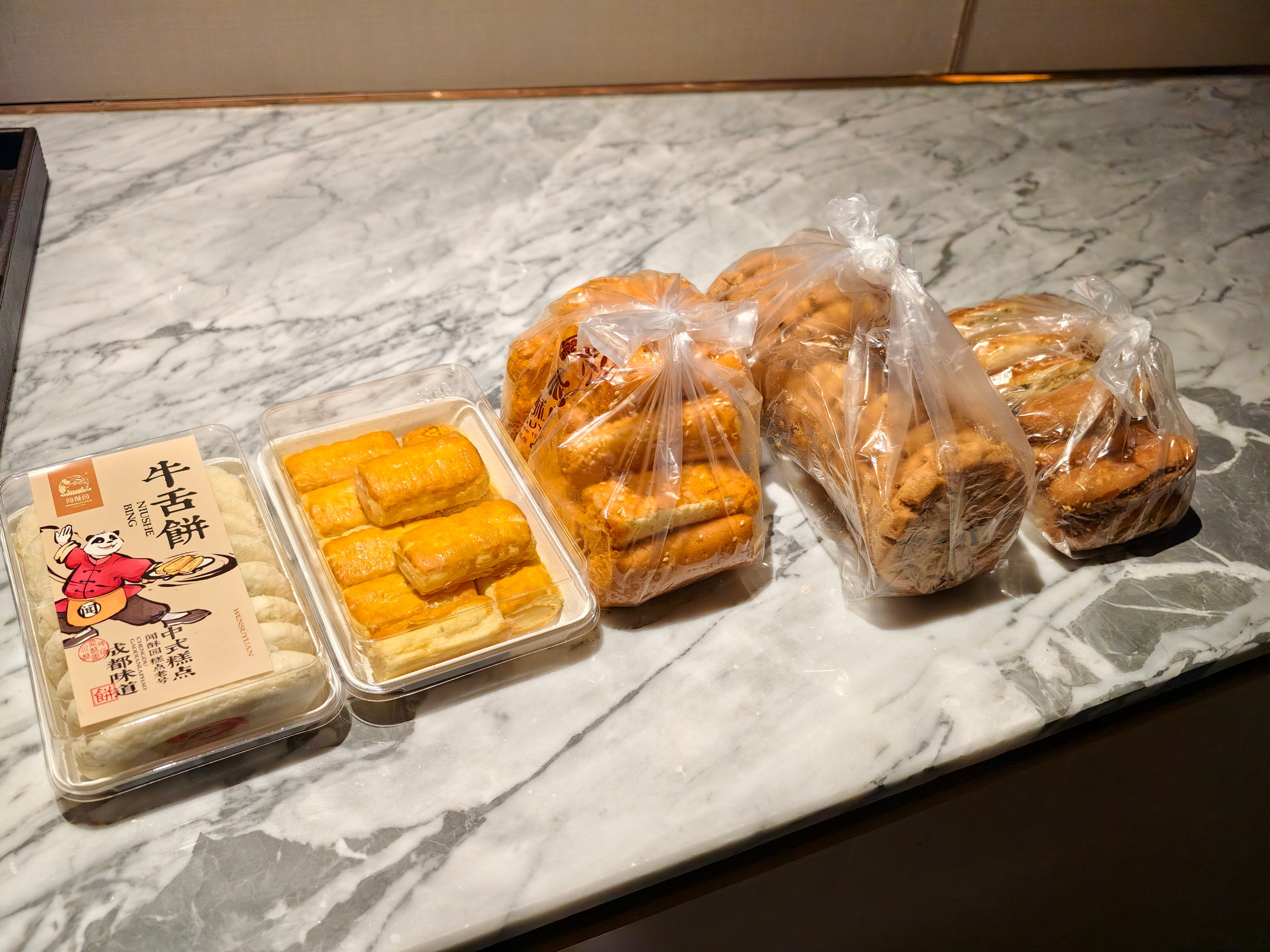 买了几样点心带回去腊肠腊肉买过了，很好；麻辣兔头买