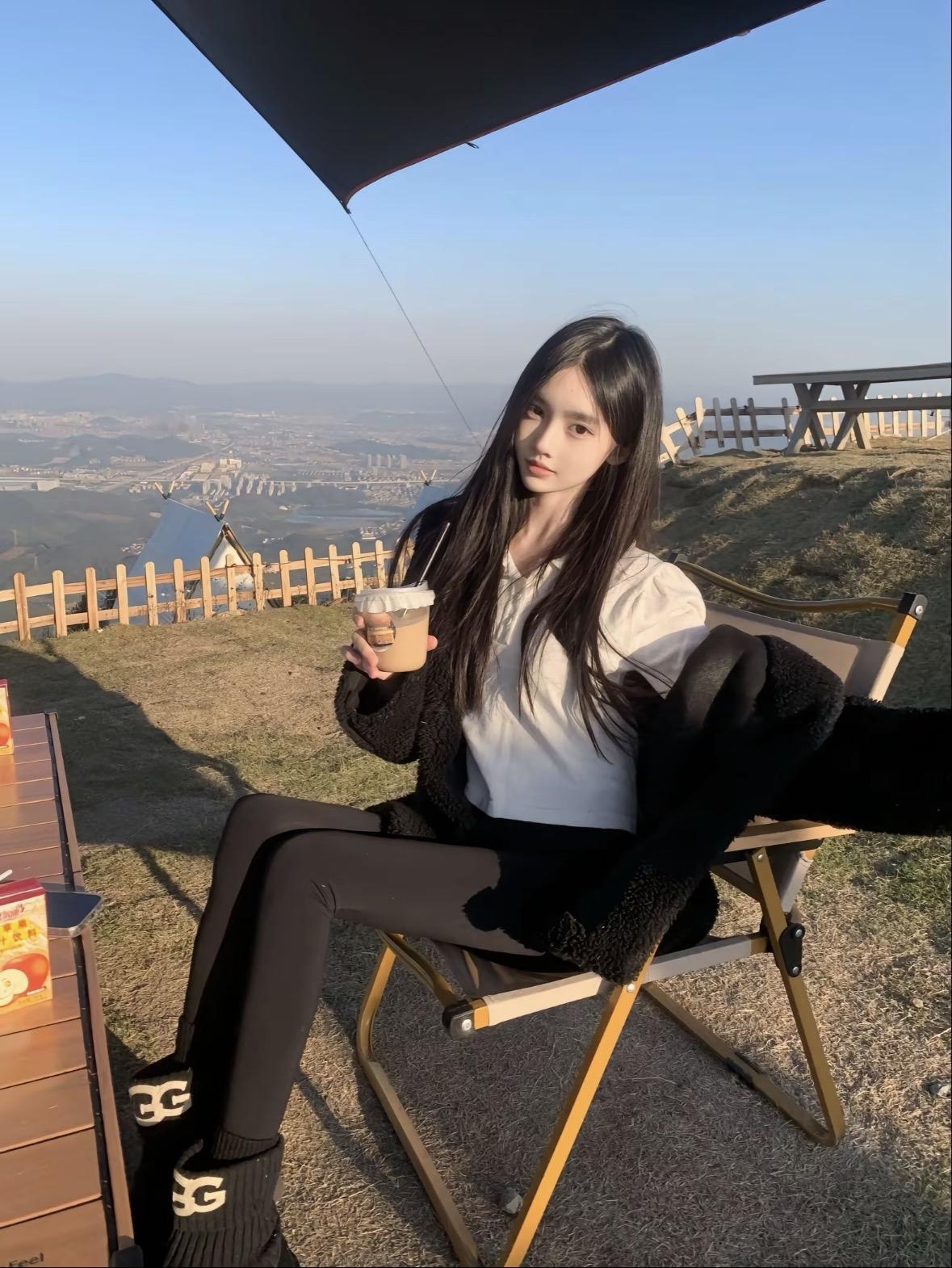 阳光下的野餐时光，咖啡与美景相伴