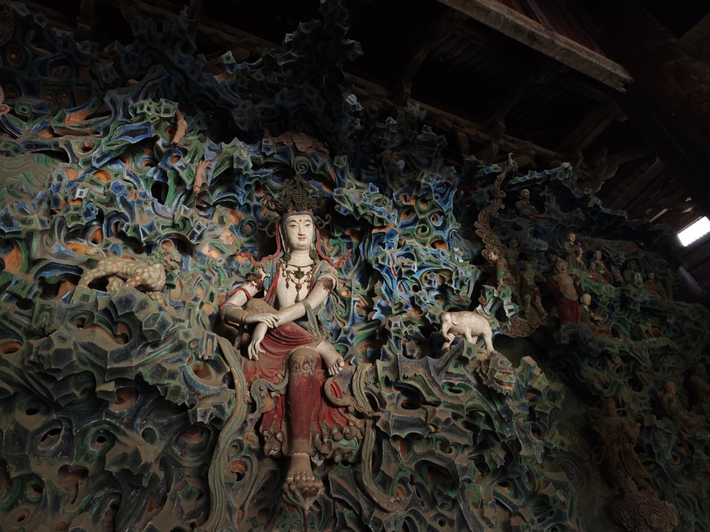 如果在石家庄，除了去博物馆溜一圈，推荐大家去正定溜。正定很小，扫一个共享单车或者搭一个小三轮车溜一圈