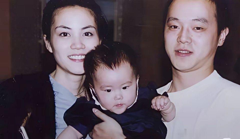 这是王菲窦唯的旧照，那时他们很幸福，郎才女貌，大家说王菲生了窦靖童以后，窦唯才变