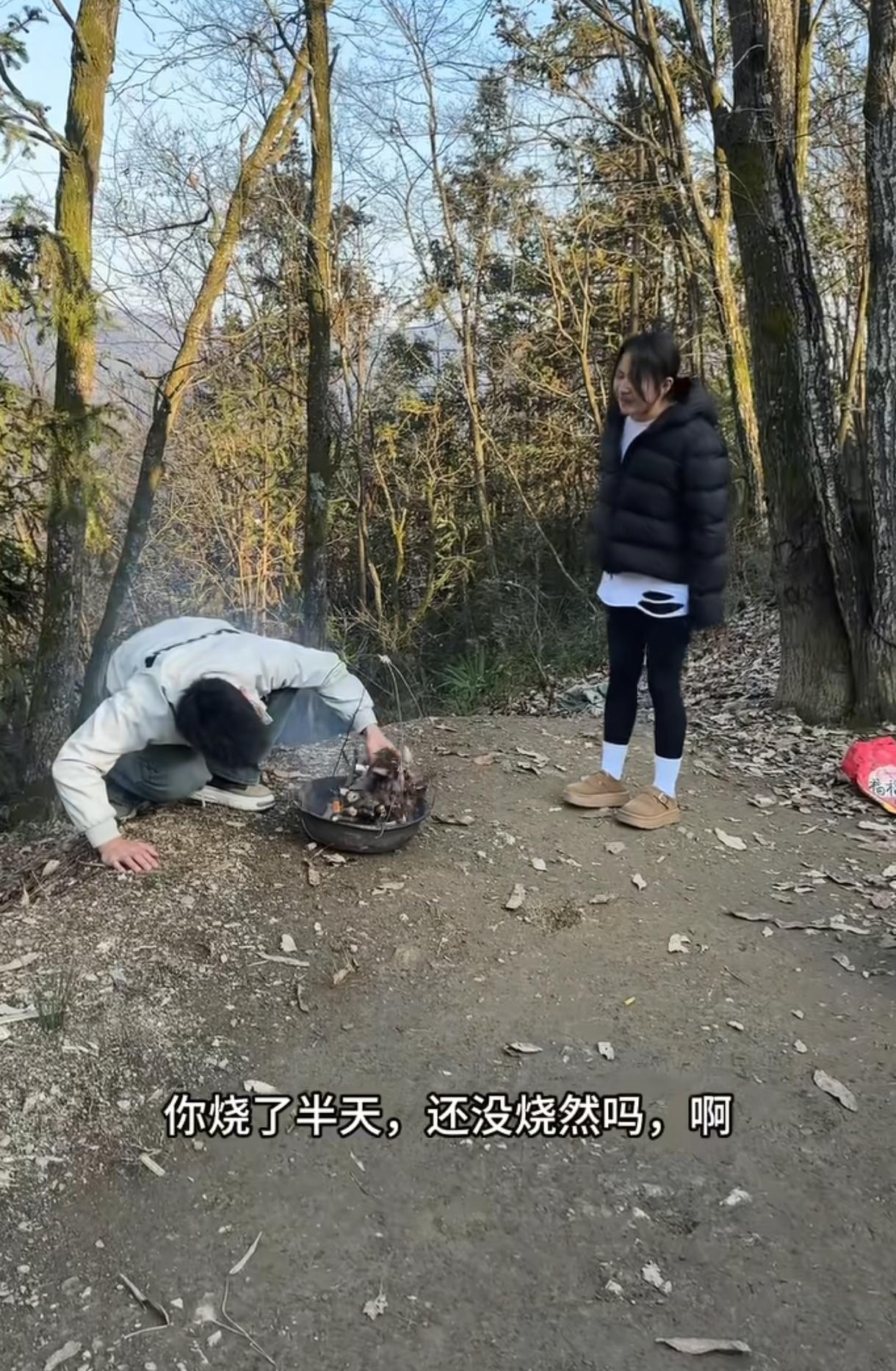 “长见识了!”陕西，男子用枯枝点火盆取暖，但点了半天也没点燃，一旁的老婆看不下