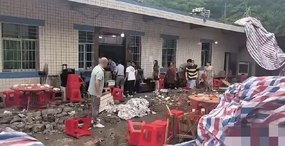 看到四川升学宴倒塌这件事，我立马做了三个决定：第一、任何时候，任何地点，绝