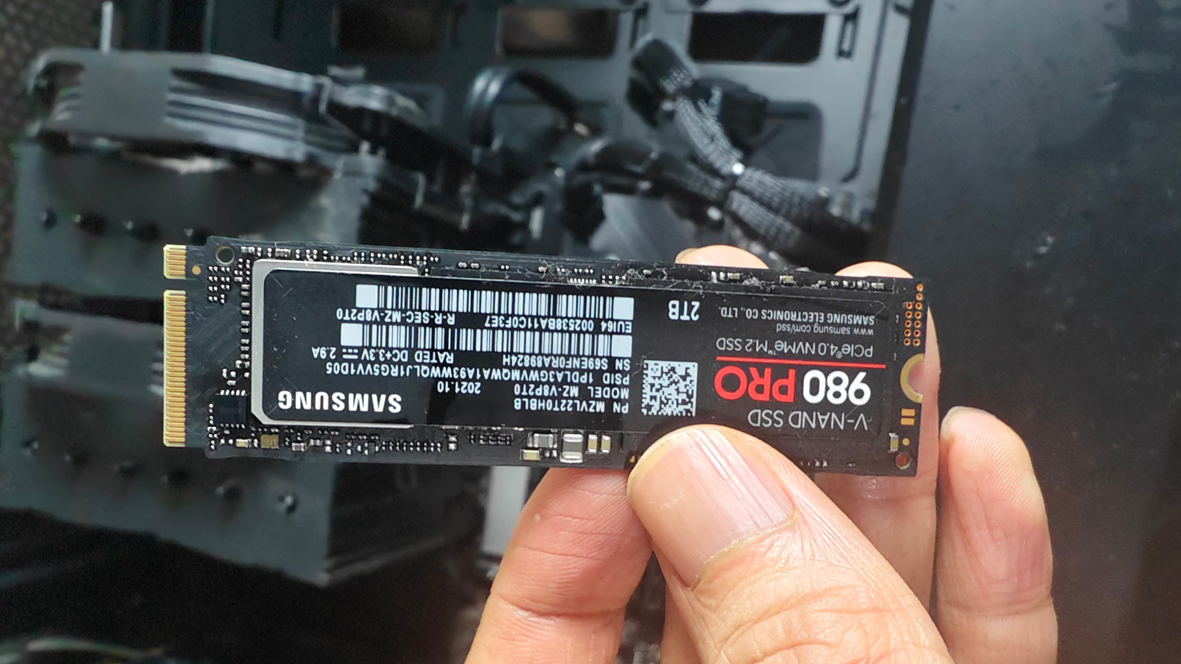 硬盘挺难拆，显卡都下了，才弄出来。明天换个新的。