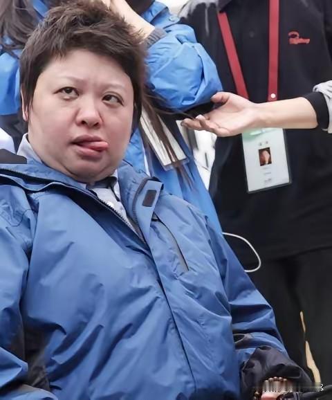 韩红现在最恨的人就是于东来跟张雪！一个是无条件的支持，并且拥护她，谁说韩红不好的话，他就怼谁！还有一