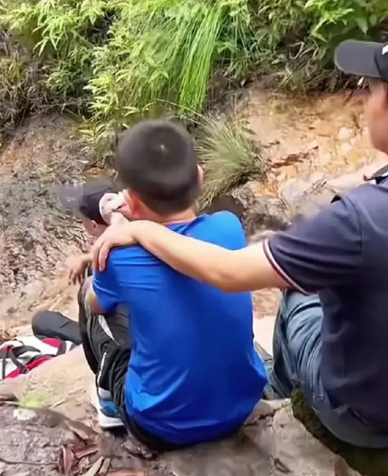 两个儿子亲眼目睹自己的母亲坠崖身亡是一种什么感受？用悲痛欲绝，刻骨铭心来形容不为