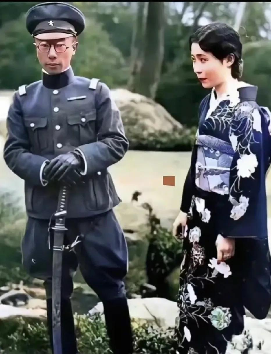 1937年，新婚不久的溥杰与嵯峨浩的合影，溥杰穿着伪满军官制服，嵯峨浩穿着和服，