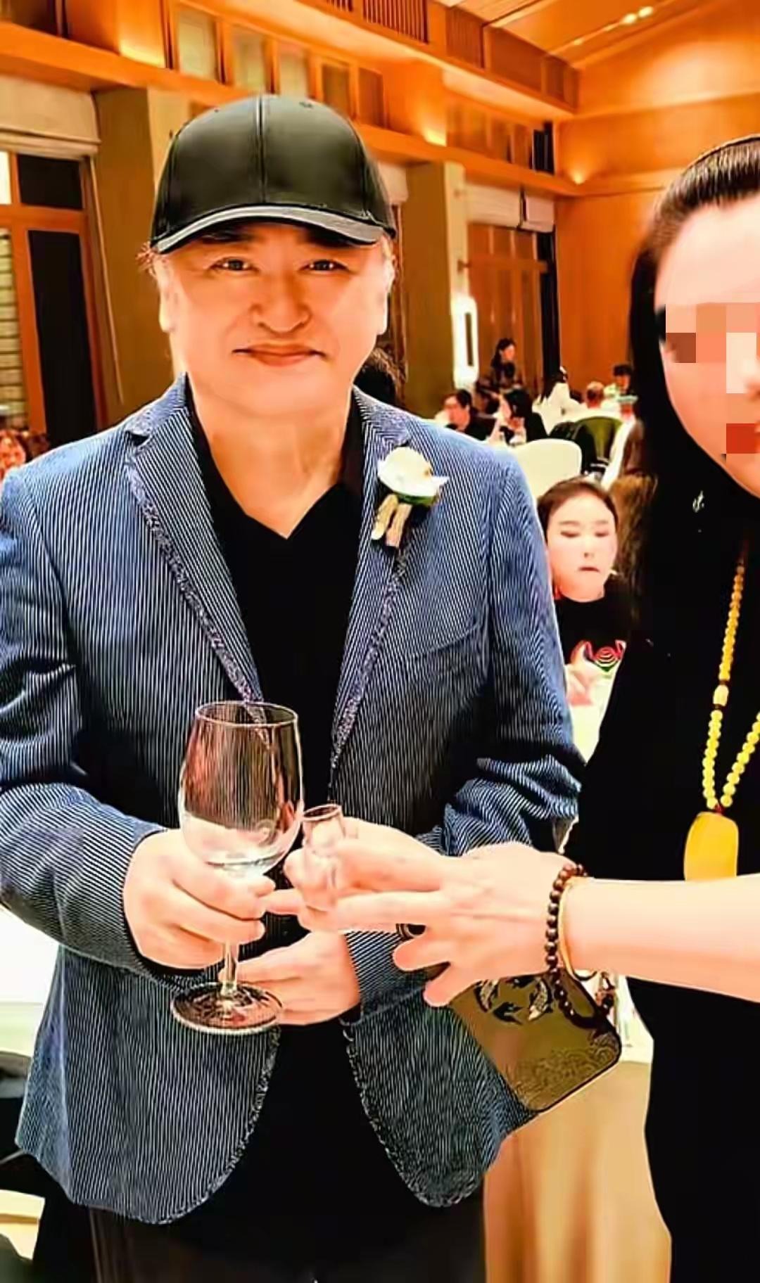 刘欢重庆送女出嫁：老爸强颜欢笑，老妈笑开花10月26日，62岁的刘欢在重庆