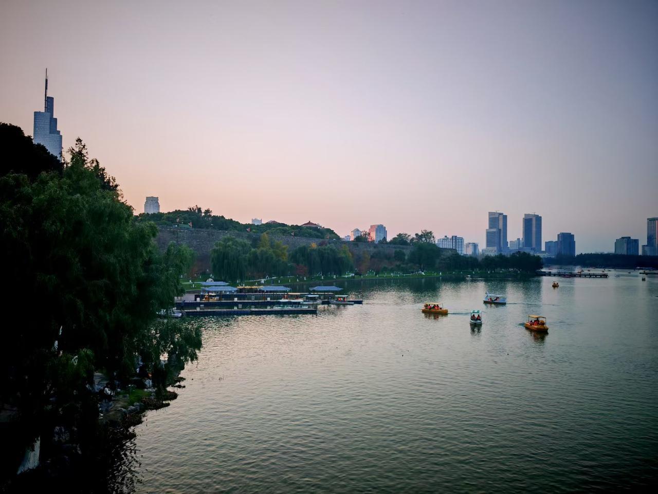 我的粉丝里有南京大学的教授，有东南大学的教授，还有其他大学的老师。因为他们觉得我