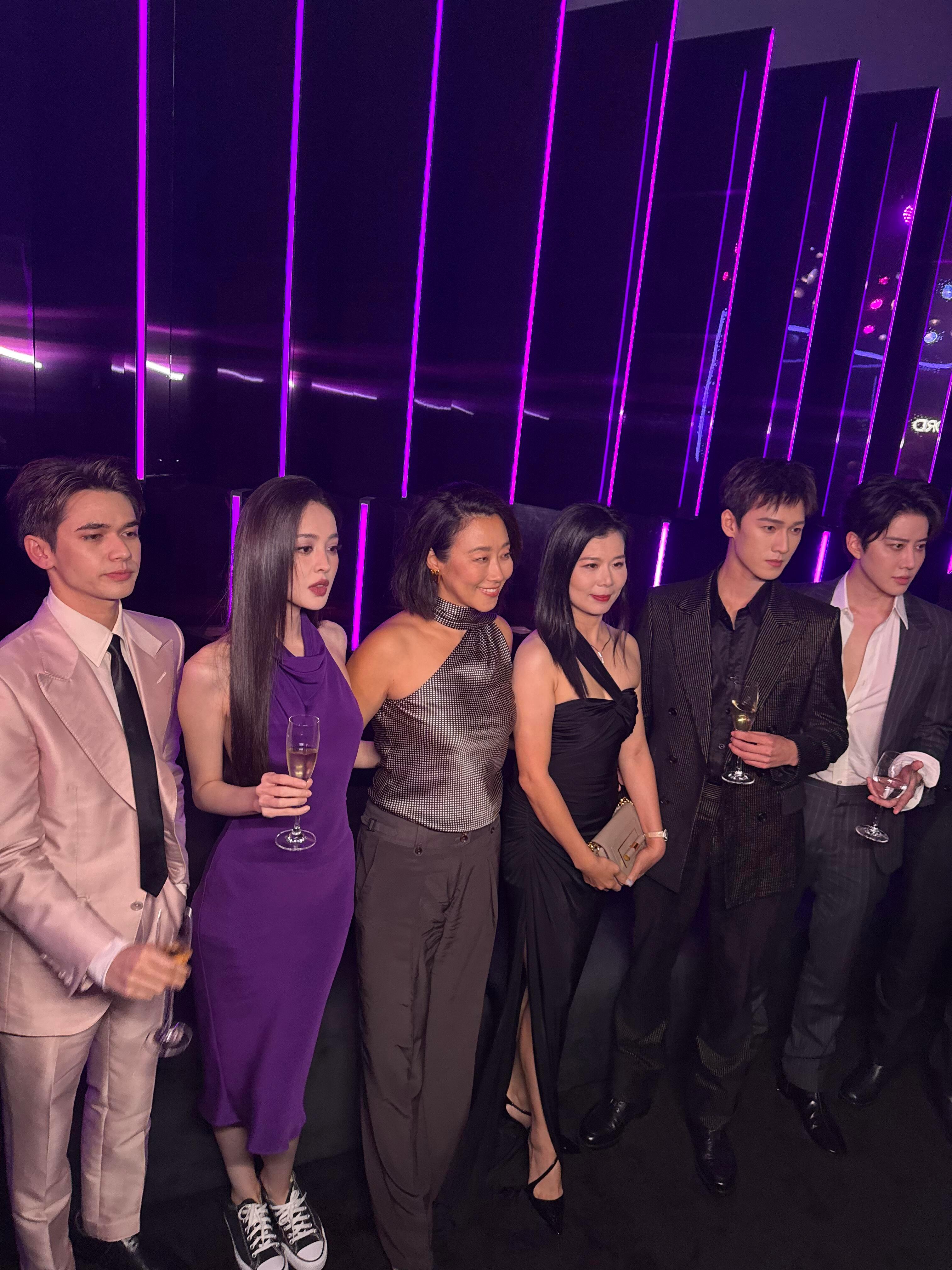酷女孩就是娜扎这样，礼服配匡威不愧是TomFord代言人酷酷的​​​