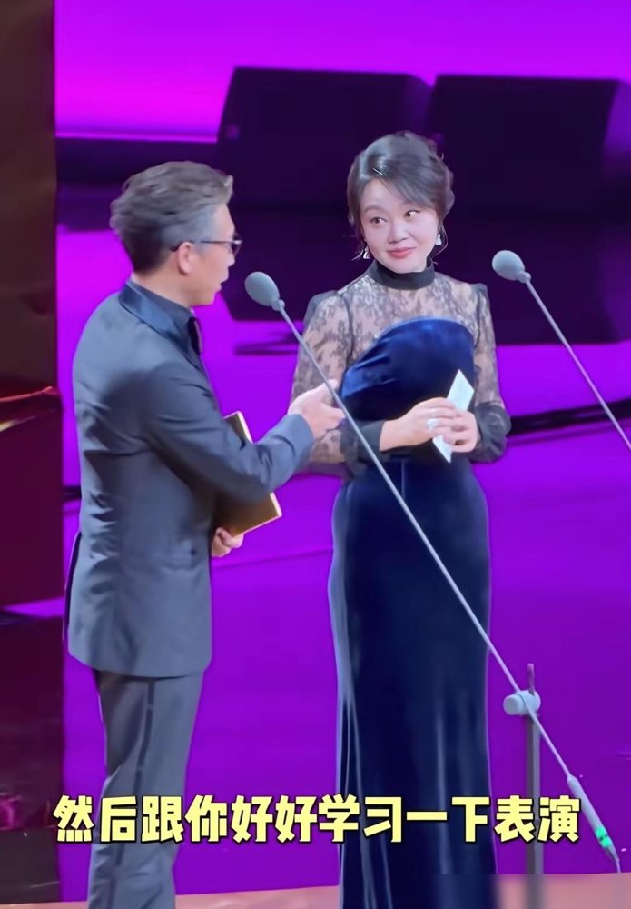 李乃文被闫妮当众调侃“记性差、不会当助理”，他扭头就冲台下的胡军喊了一句，全场直接笑翻了。飞天奖颁奖