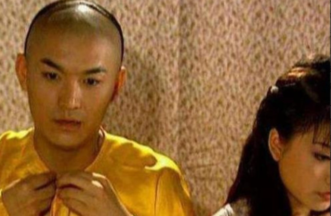 乾隆皇帝在做皇子时有过一位试婚宫女，由父亲雍正皇帝挑选专门教导乾隆行夫妻之事。然