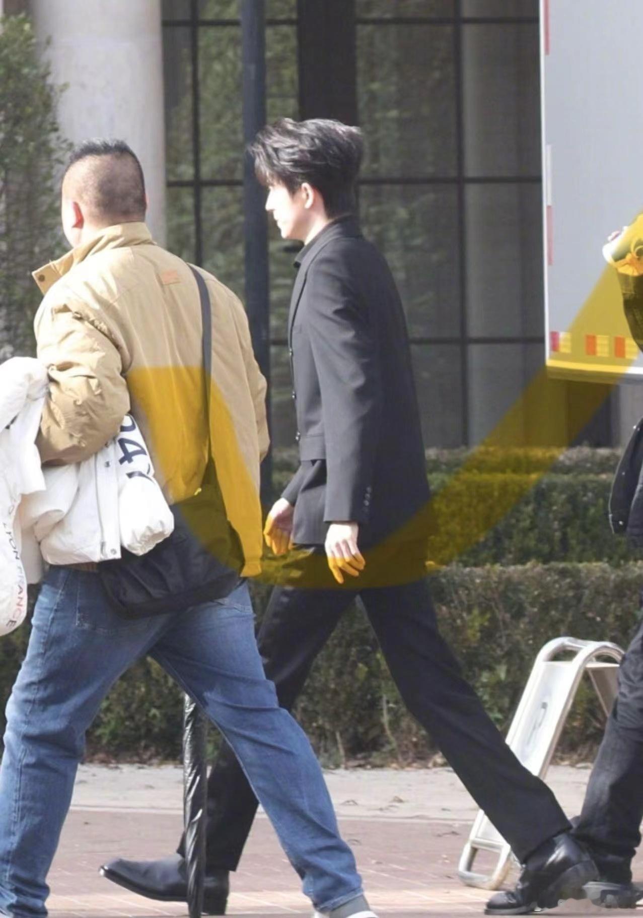 敖瑞鹏不二之臣西装路透敖瑞鹏的霸总路透直接封神！出道首部一番男主剧，生图状态下