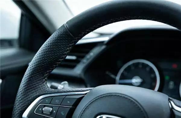 男子酒后骑摩托撞违停大货车身亡，家属索赔120万这事儿，法院该怎么判。2024年