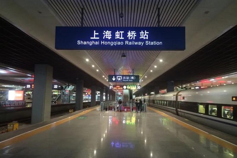上海地铁客流最大车站为虹桥火车站，汇集地铁、高铁、长途大巴，是长三角世界级综合交