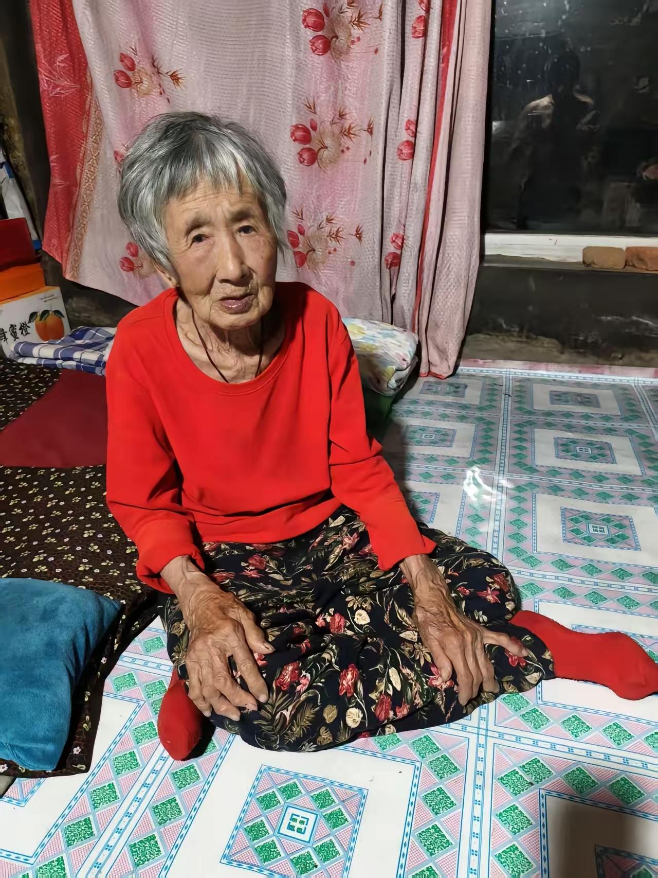 年纪越大，亲情越淡泊了。婆婆97岁了，子女轮流伺候17年了。每人一个月