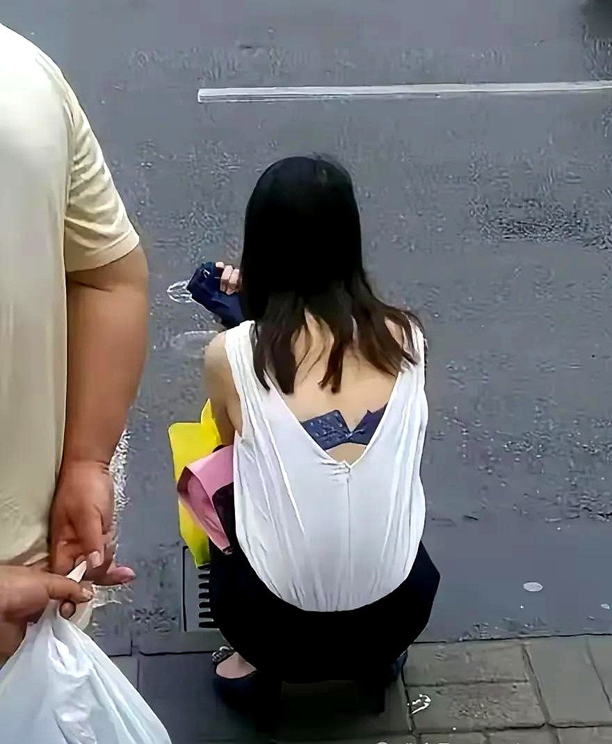 生活中，每个人都难免会遭遇一些小尴尬，这些时刻往往是由无心的言语或行为引发的，但