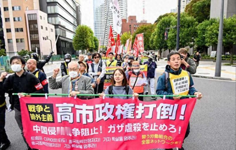 【热点评述】日本首相高市早苗被催下台，主要原因是什么？据日媒报道，11月15日