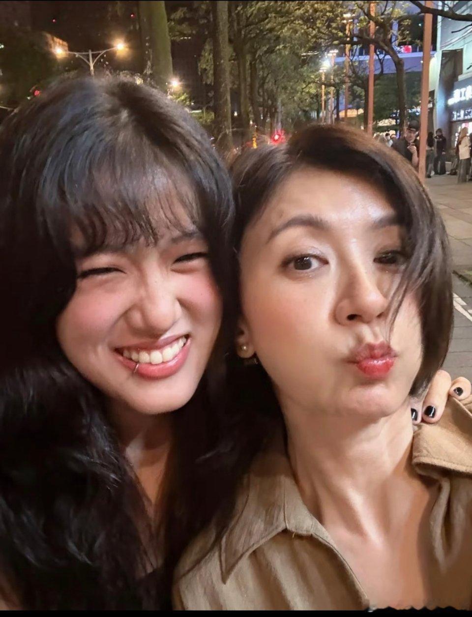 贾静雯证实女儿恋情三个女儿都没继承到妈妈的好基因​​​