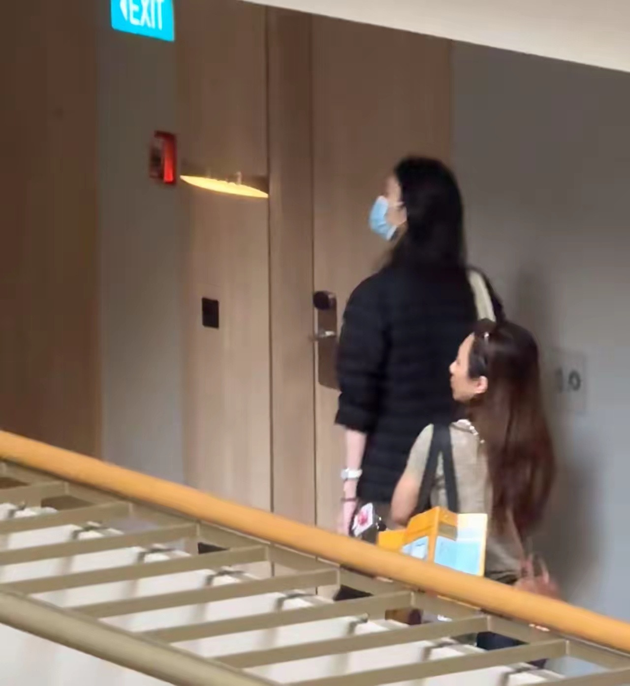 网友在新加坡的酒店偶遇奚梦瑶，即使是偷拍也看得出奚梦瑶带着口罩自身仪态很好，皮肤