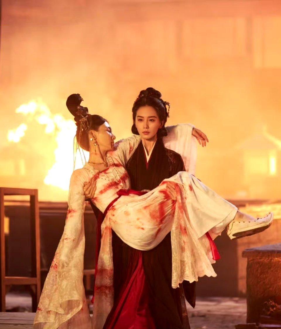 刘诗诗：扛娃上车的可爱“大力妈妈”近日，有媒体捕捉到刘诗诗带儿子步步外出游玩