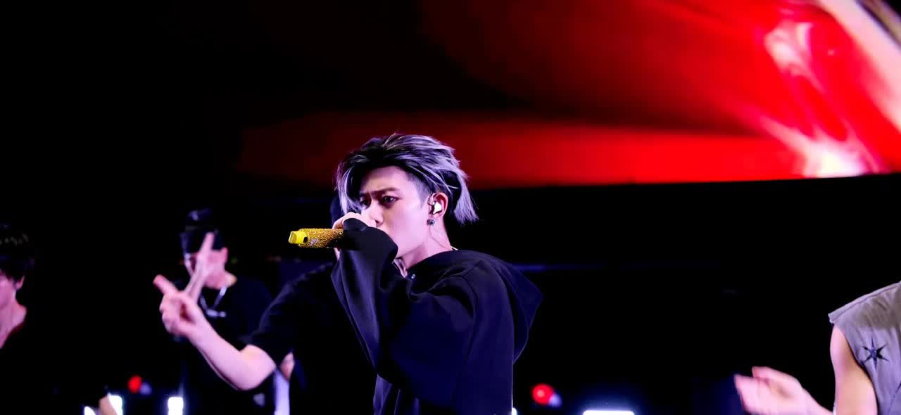 音乐节的人太多了，演出开始大家都站起来嗨！只有我自己坐在座位上一动不动，