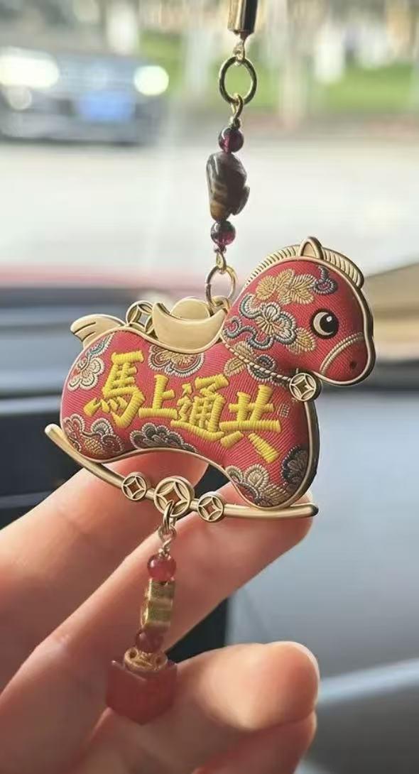 哈哈，据说这是今年台湾人车内平安符的流行款。你还别说，这款真能保平安啊。韩国