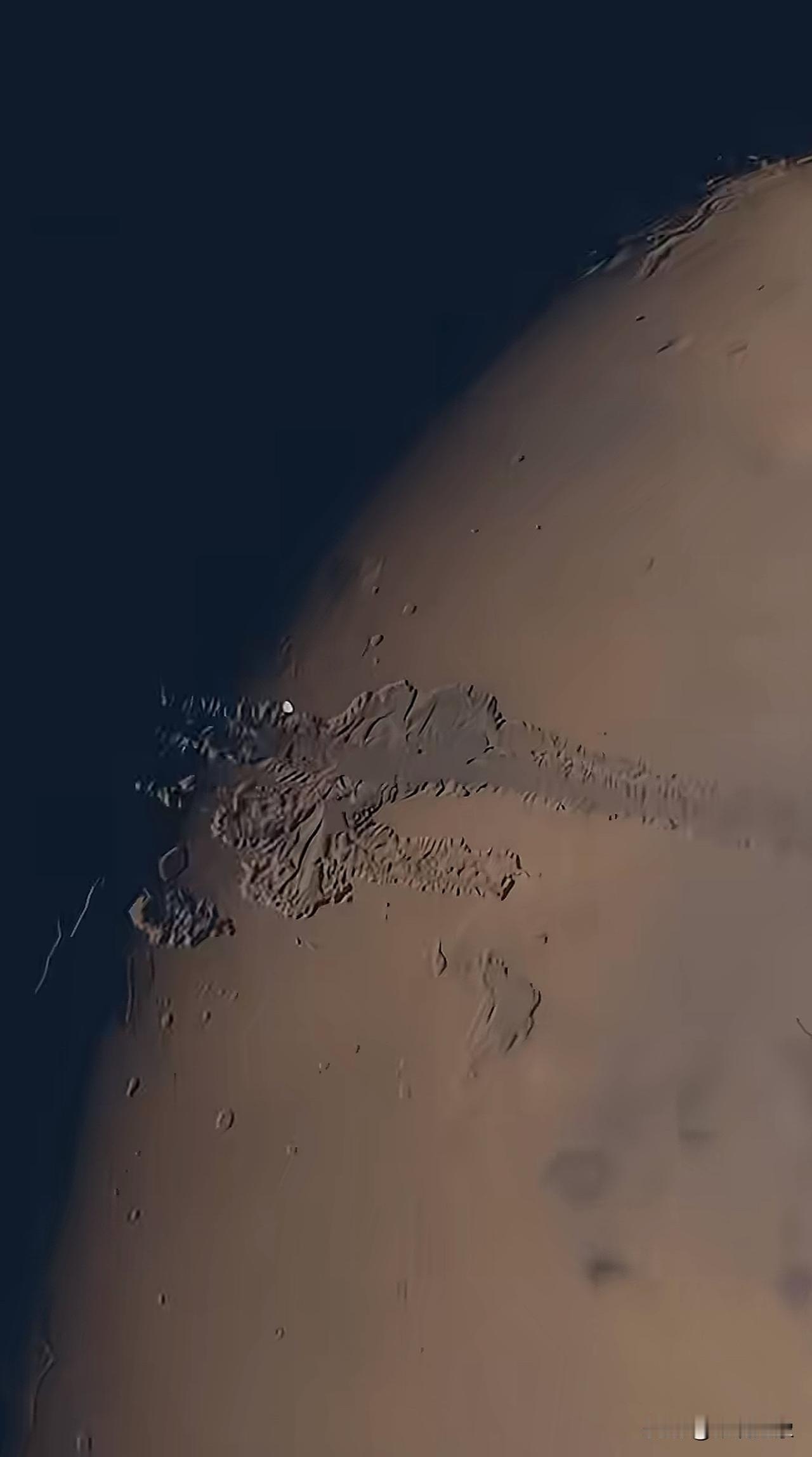 火星周围，一颗长的像土豆一样的卫星＃宇宙＃天文＃星空＃望远镜