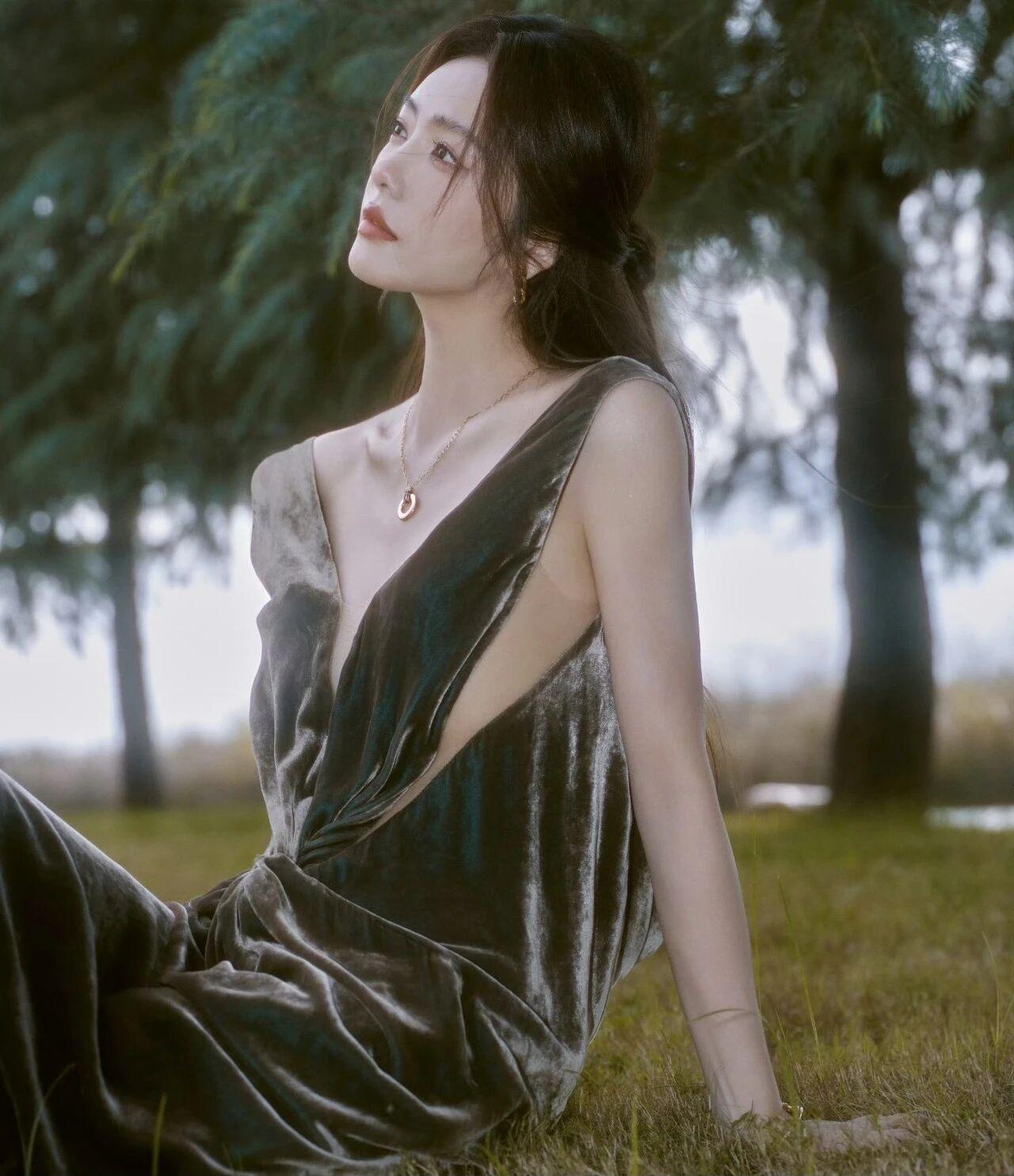 蔡文静这次深V直接开到肚子，确实够惊艳到我了。有个现象挺逗的——咱们娱乐圈那些