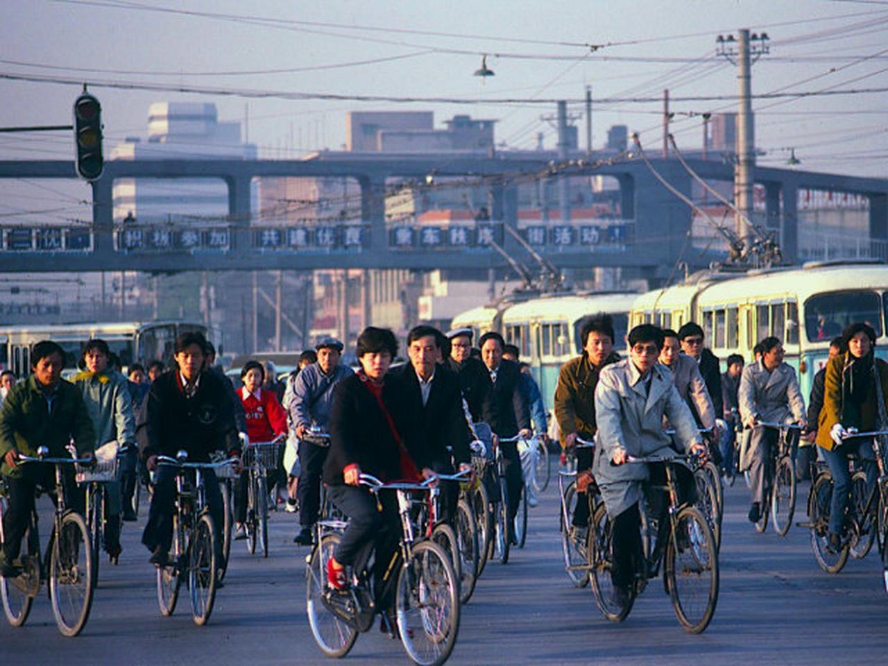 今天的中国这般强大，其实是很“反常”的，因为英国、美国从吃不饱到日子好过，用了上