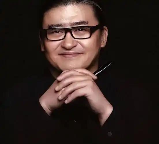 玄学这东西不服不行。别的不说，单看刘欢就知道了——谁又能想到，他当年在学员群里随