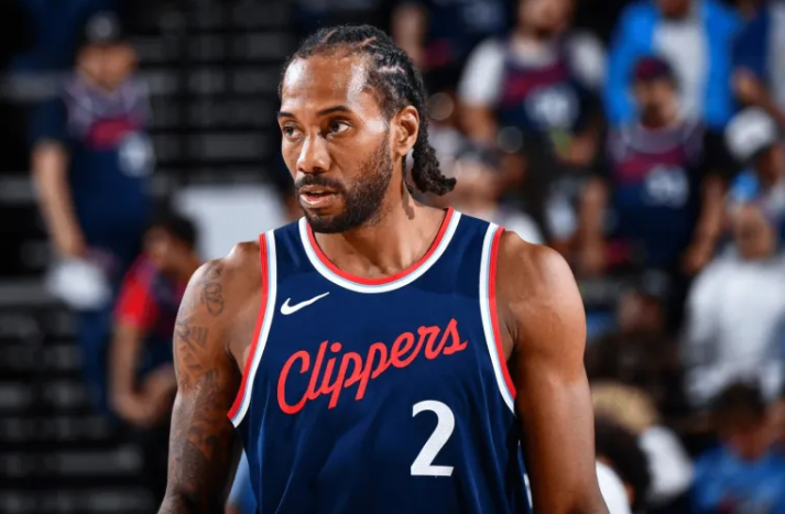 明日，快船将在客场挑战爵士。据队记JoeyLinn报道，科怀-伦纳德和克里斯