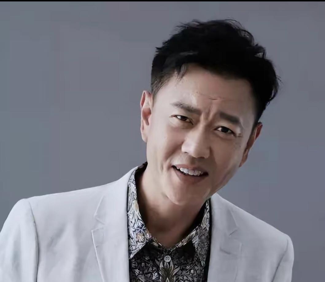 2018年，主持人问冯嘉怡:“你都已经是个身家过亿的富豪了，为什么还要这么辛苦拍