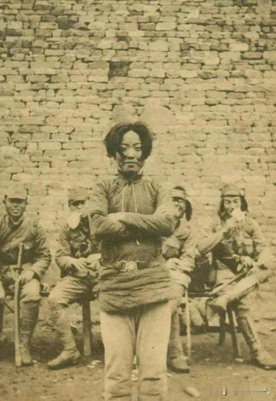 1938年，女战士成本华被日本人抓获后，她整理衣裳主动要求与日军合影，日军奸笑按