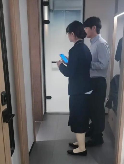 简直太离谱了！据上游新闻5月17日报道，湖北武汉的一对夫妻花了大价钱住进高档酒店