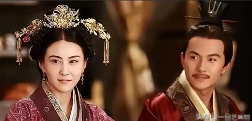 卫青32岁时，迎娶43岁已经三婚的寡妇平阳公主。洞房之夜，平阳公主坐在榻上，卫青