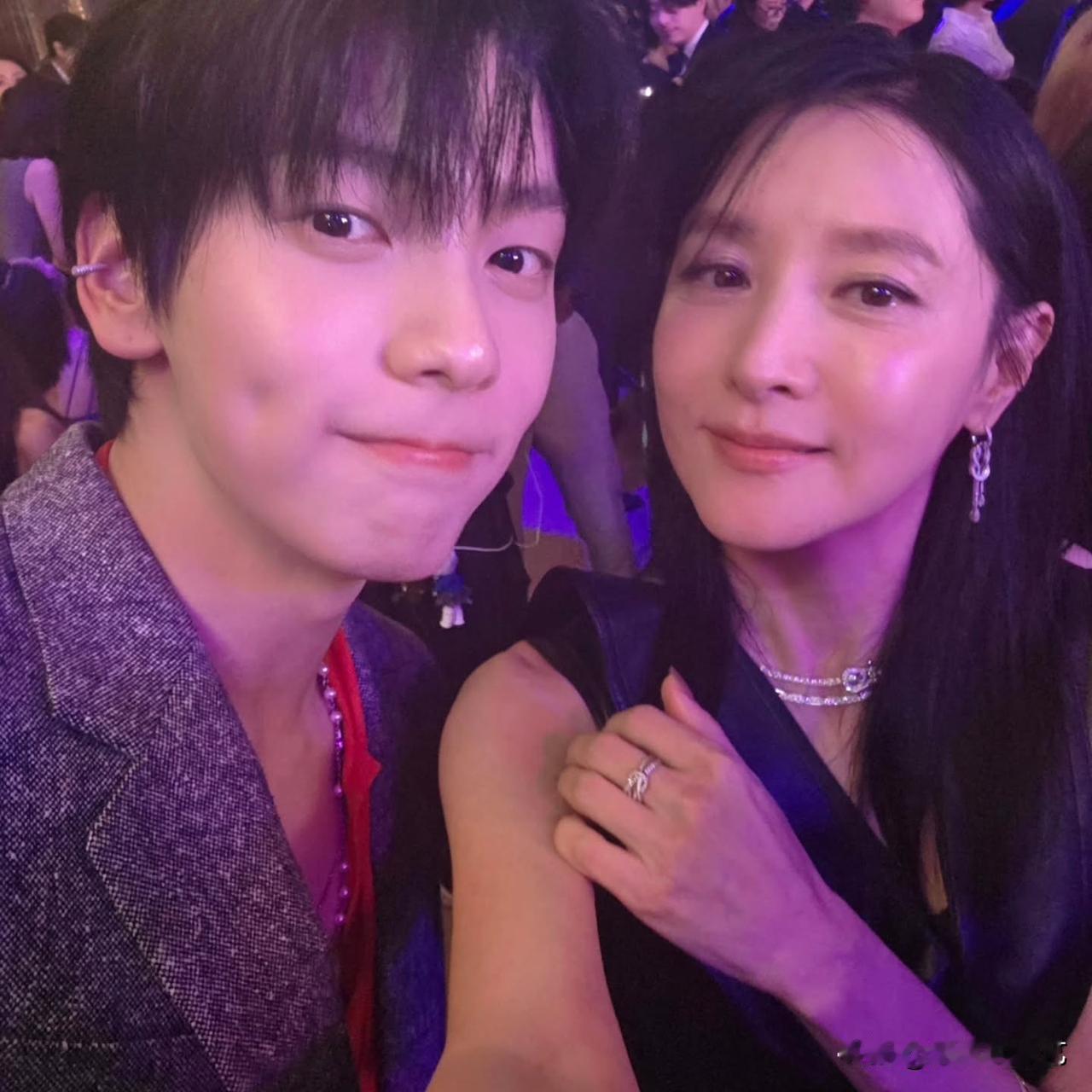 15日，演员李英爱通过Instagram上传了多张照片。公开的照片中，李英爱在派