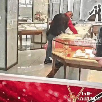 今日,上海浦东新区一家黄金首饰店里来了一位不速之客,此人戴着眼镜、戴着口罩!手里
