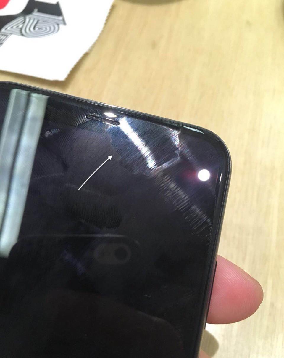 苹果不建议给iPhone贴膜？最近这两代iPhone都上了AR抗反射涂层，一般